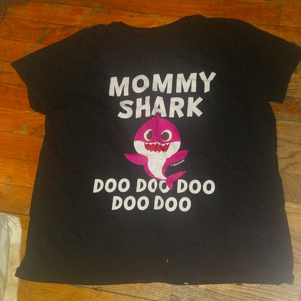 COPY - Mommy shark black tee